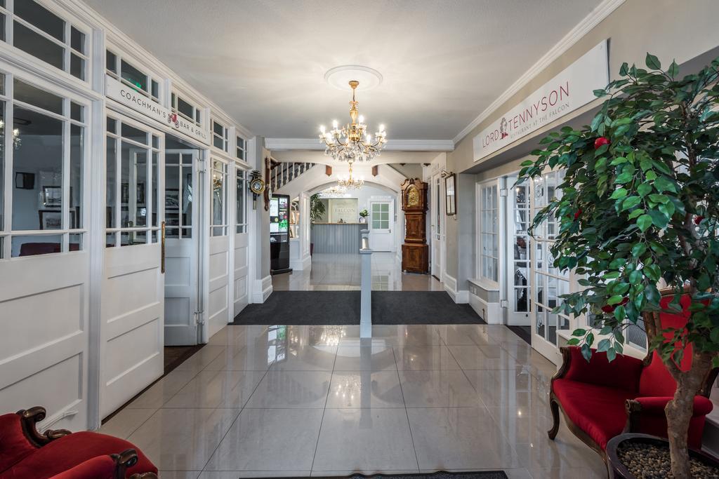 The Falcon Hotel بود المظهر الخارجي الصورة
