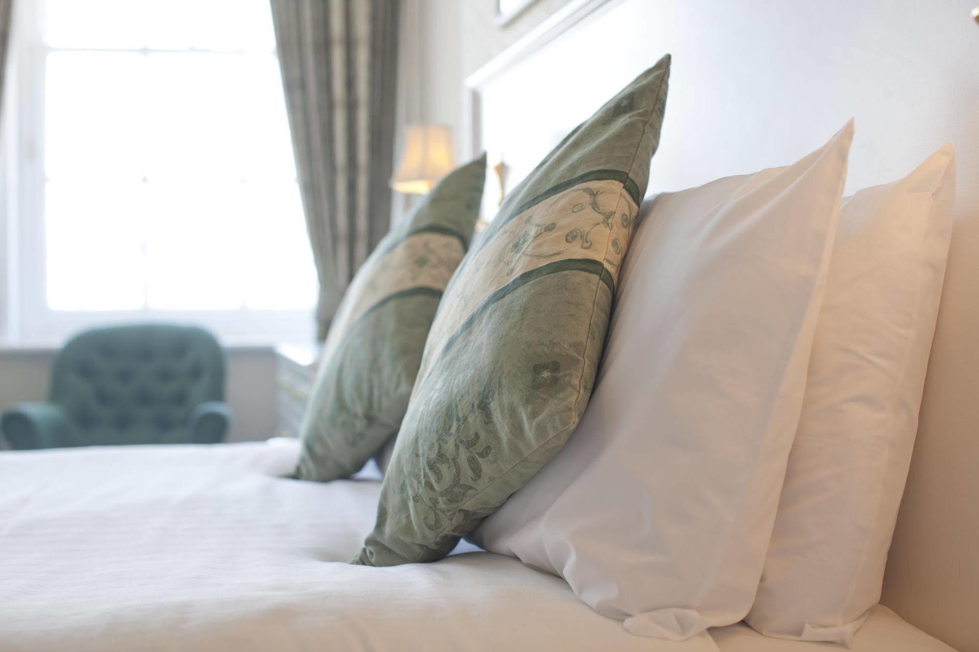 The Falcon Hotel بود المظهر الخارجي الصورة